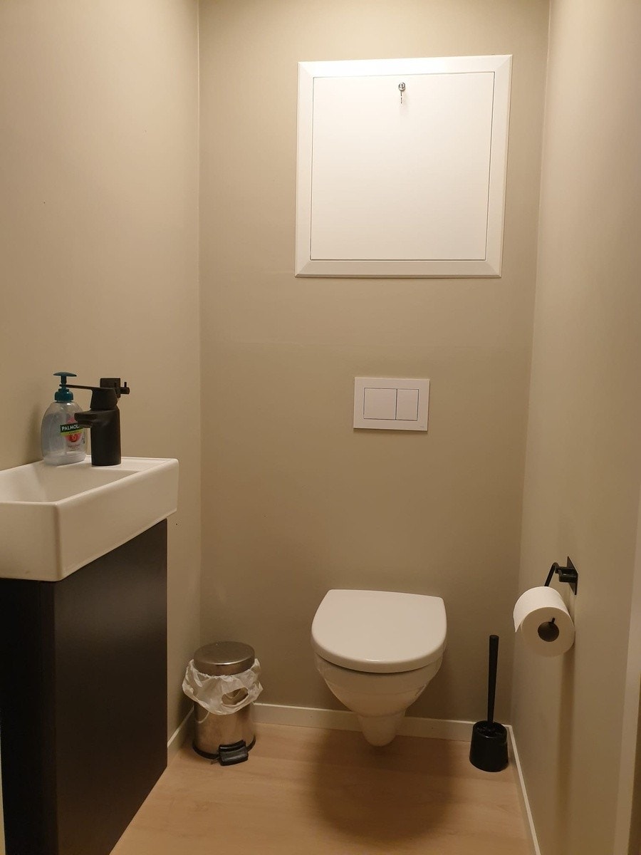 I tillegg til badene er det et ekstra toalettrom. Det er tre toaletter til sammen i leiligheten. Galleribilde