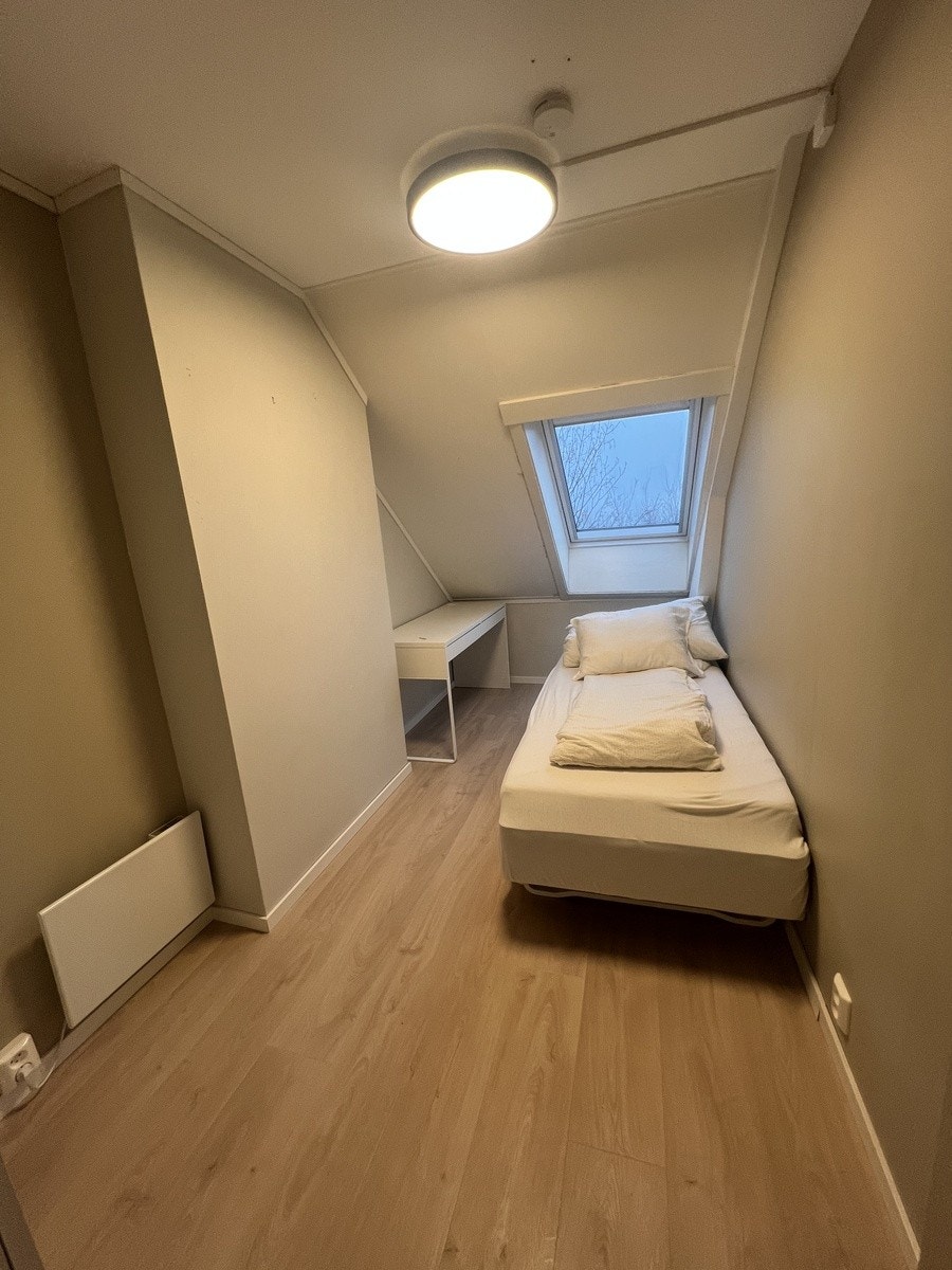 Dette er Venus. Soverommene er av god størrelse med plass til det man trenger. Nye garderobeskap med speilfronter, seng, panelovn og solskjerming medfølger. Pult og stol kan også medfølge om ønskelig. Galleribilde