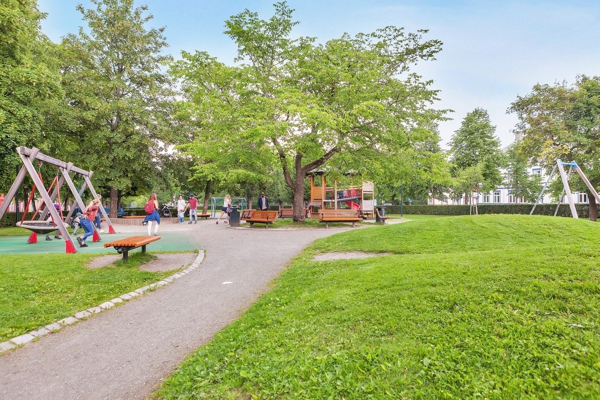 Ilaparken med fine grøntarealer ligger også kun et "steinkast" unna. Her er det fantastiske kollektivmuligheter, med buss og trikk hvert femte minutt Galleribilde