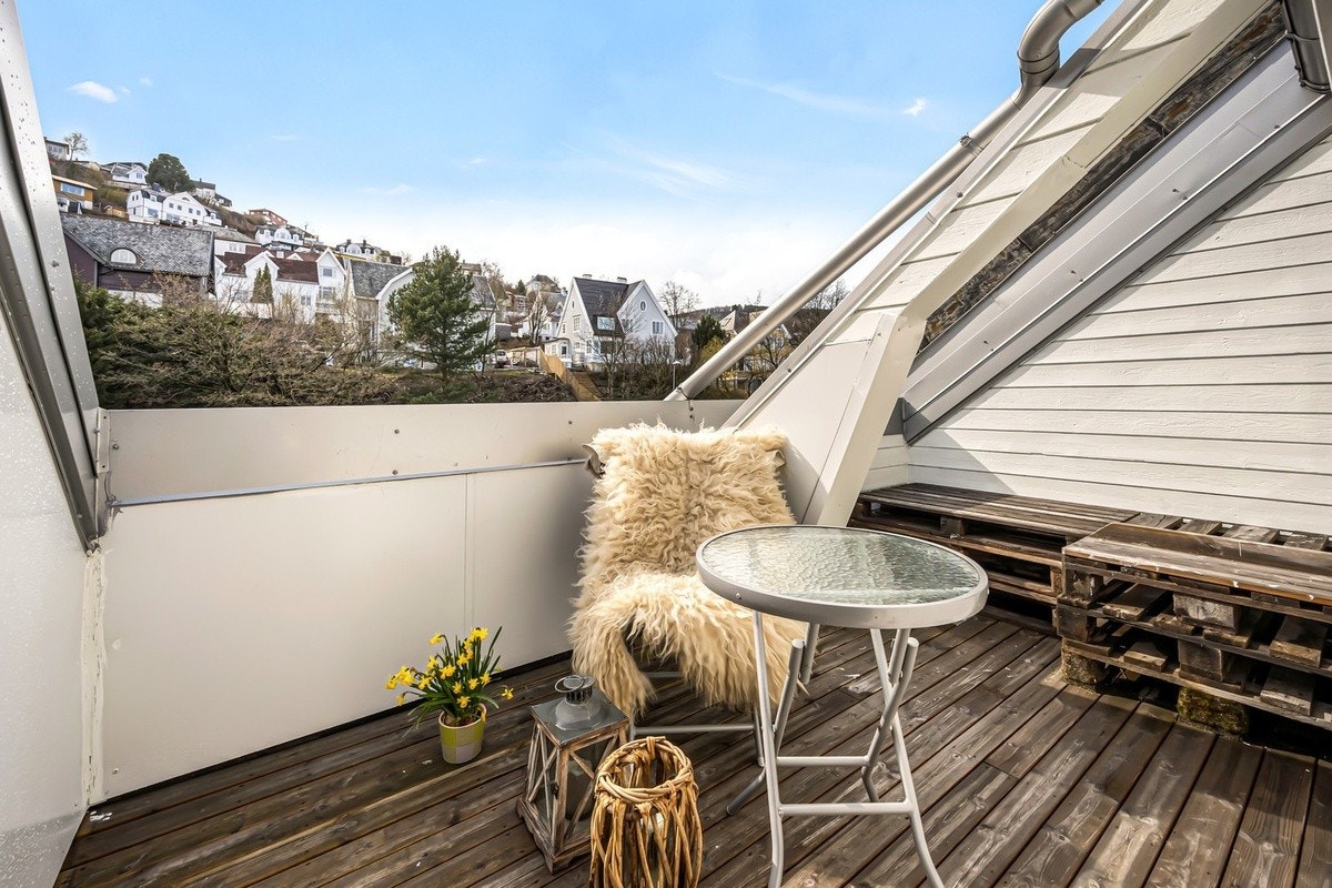 Leiligheten har en egen privat terrasse med utgang fra stuen i 2. etasje. Her kan man nyte utsikt og gode solforhold. Galleribilde