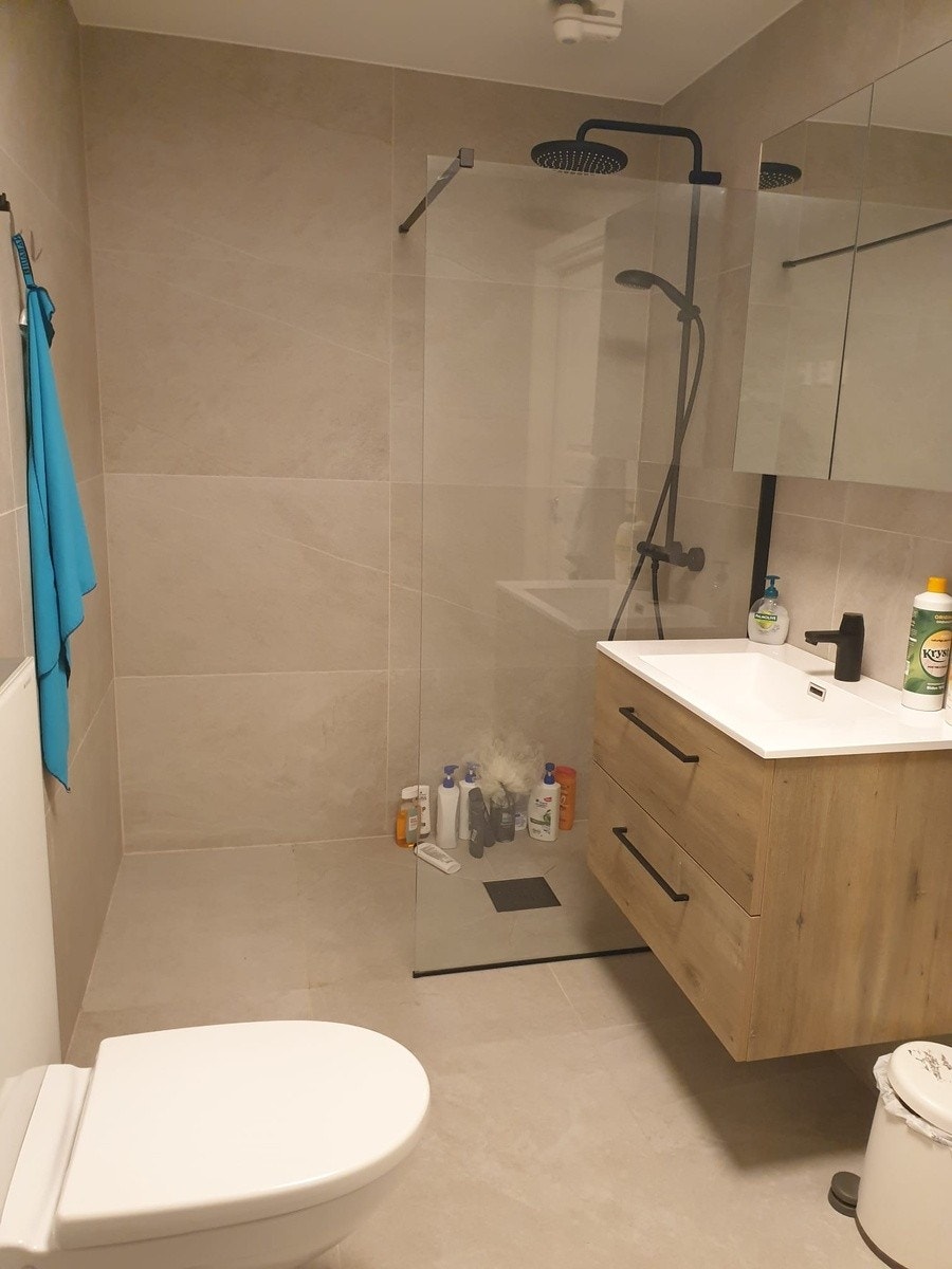 2 av 2 totalrenoverte baderom med høy standard. Store flis, dimbare spotter i tak, varme i gulv. Innfellbare dusgvegger i glass. Galleribilde