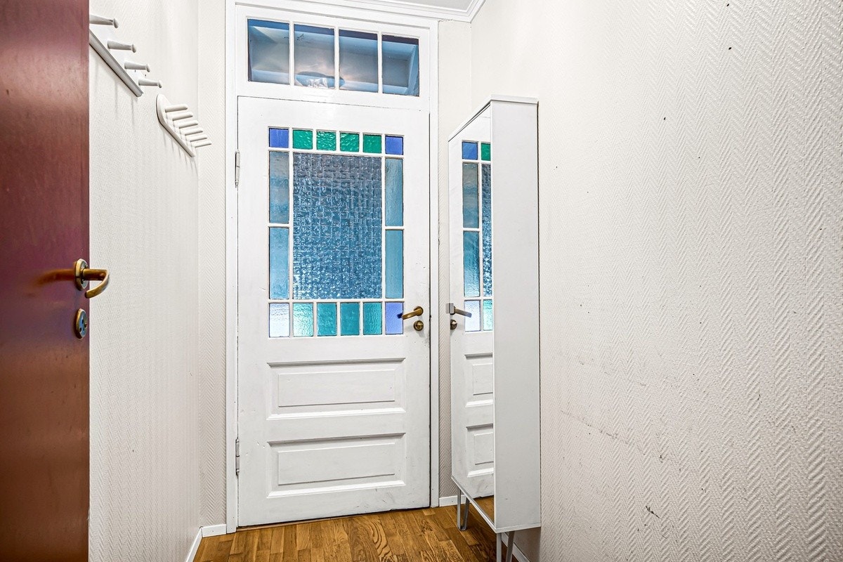 Romslig inngangsparti med mye oppbevaringsplass for yttertøy og sko. Galleribilde