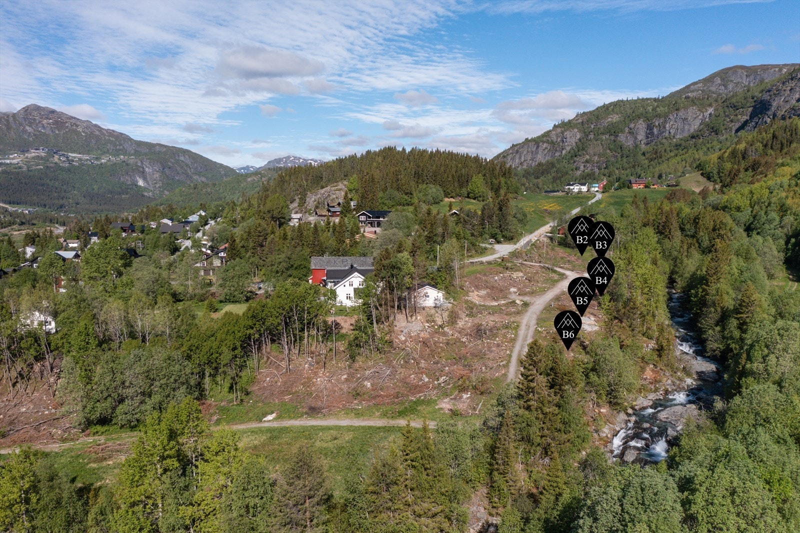 Tomtene ligger mot et fremtidig friområde. Det vil i fremtiden også komme prosjekterte boliger i nedre del av området mot de etablerte leilighetsbyggene i Kyrkjebønsvegen. Galleribilde