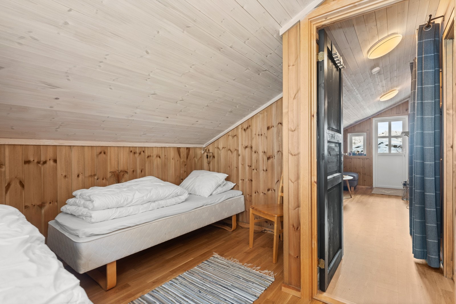 Soverom III med parkett på gulv og panel på vegger. Galleribilde