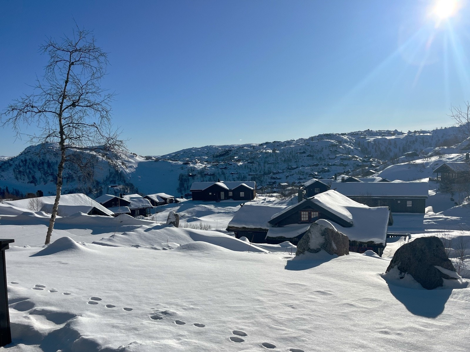 Hytten ligger fantastisk til med flotte solforhold og bare 100 meter til nærmeste preparerte skiløype. Galleribilde
