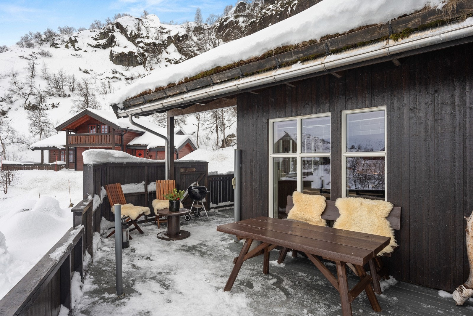 Terrassen går rundt store deler av hytten og har flere sittesoner. Galleribilde