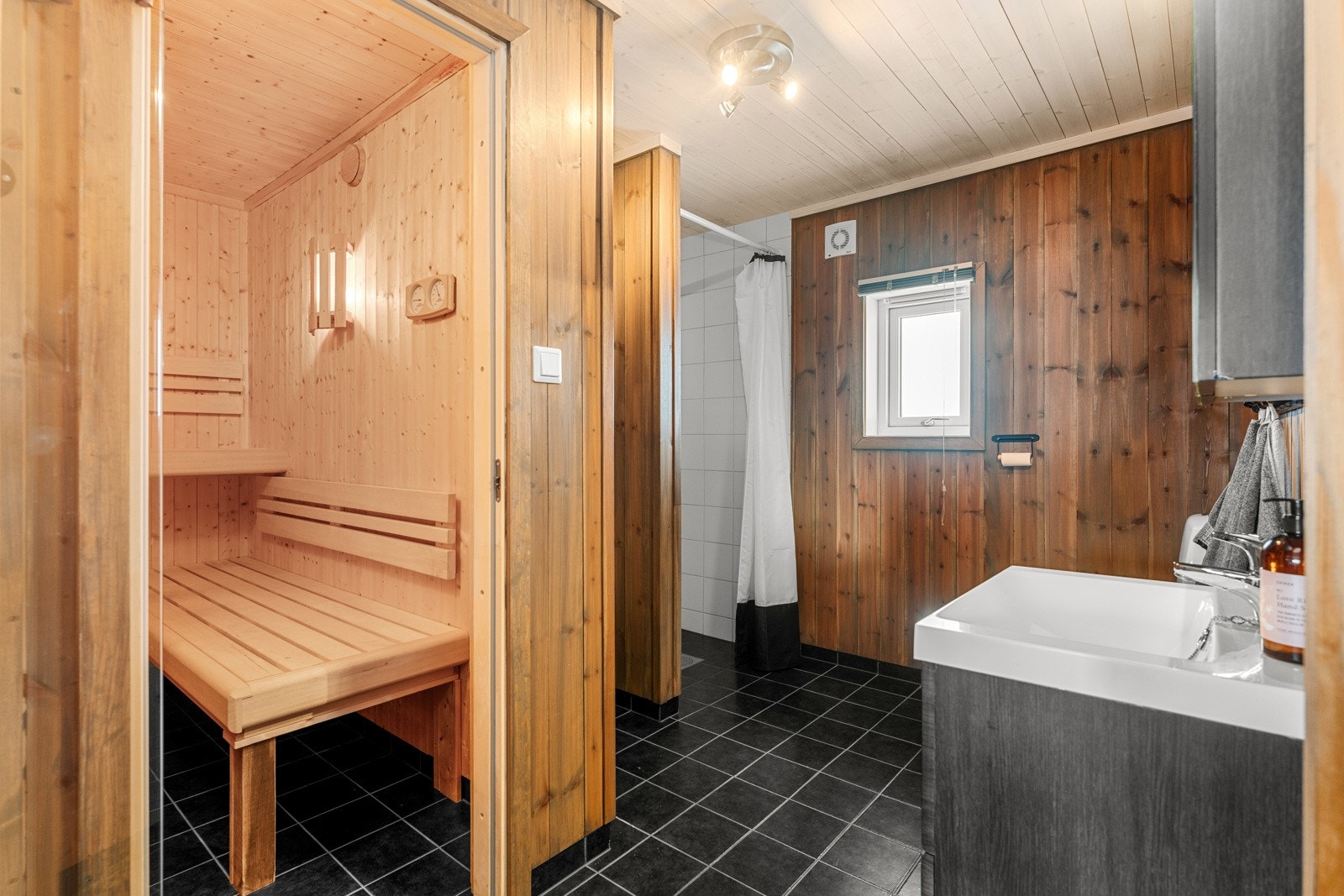 Hytten har to bad hvorav det ene badet har en flott badstu. Galleribilde