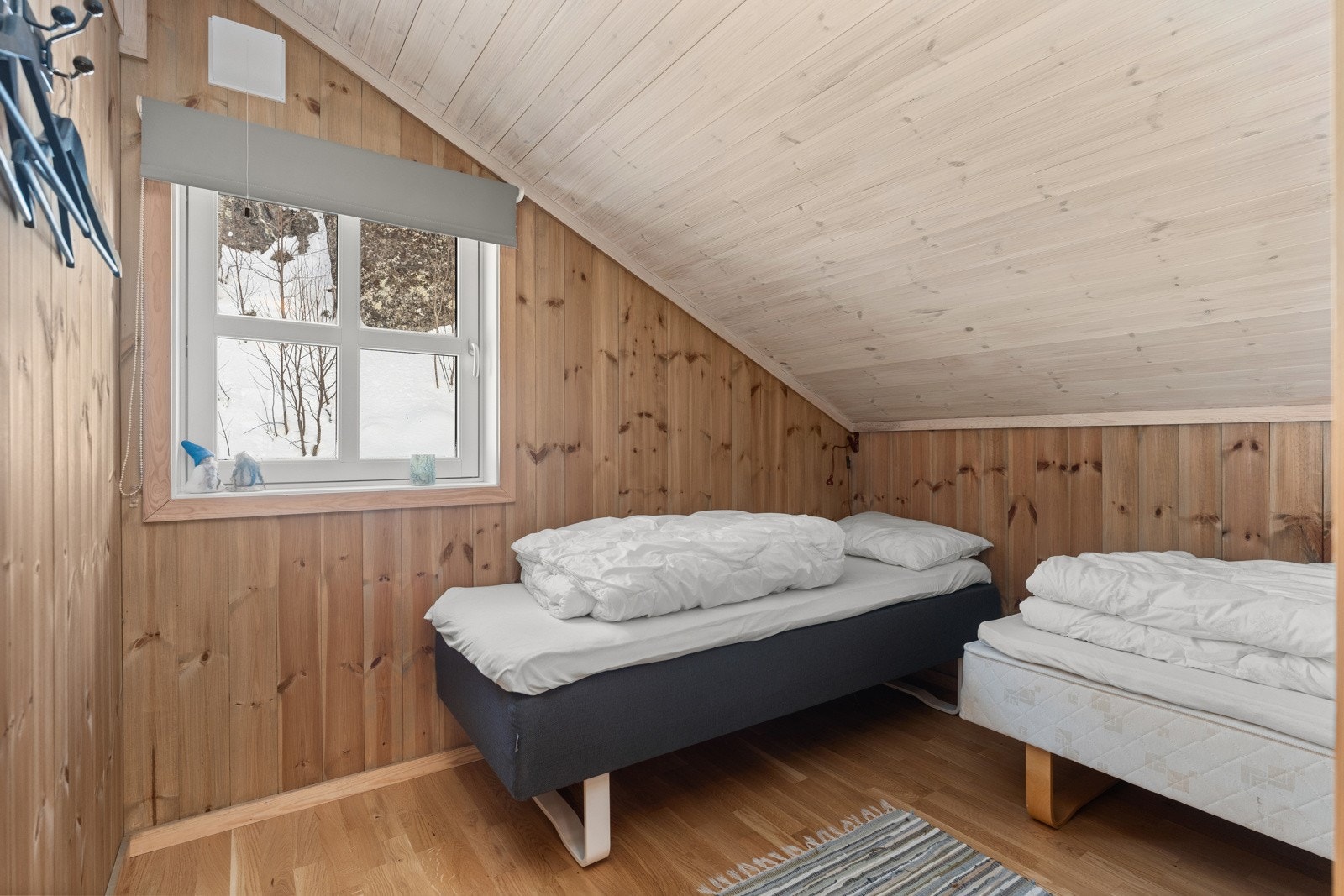 Hytten har god plass til mange overnattingsgjester med flere soverom. Galleribilde