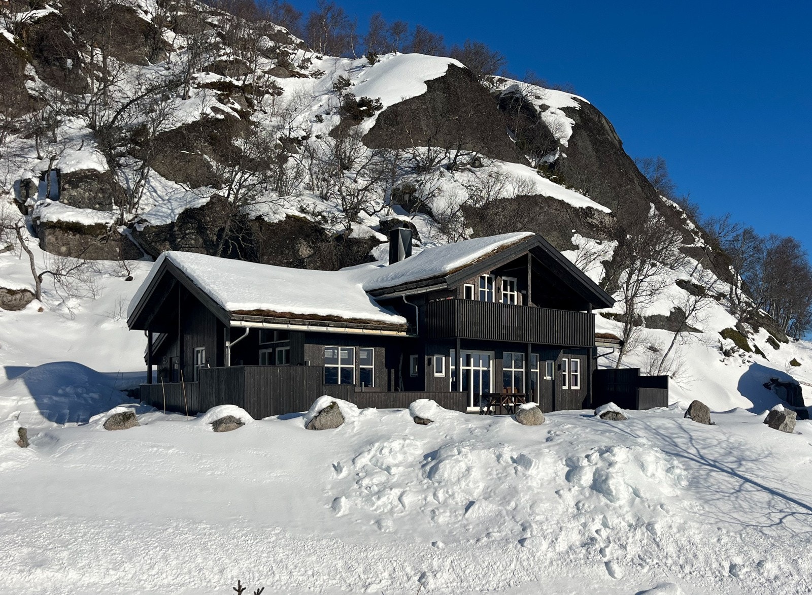 Stor, arkitekttegnet hytte som går over to plan med flere soverom. Solrik beliggenhet med utsikt nær skiløyper. Galleribilde