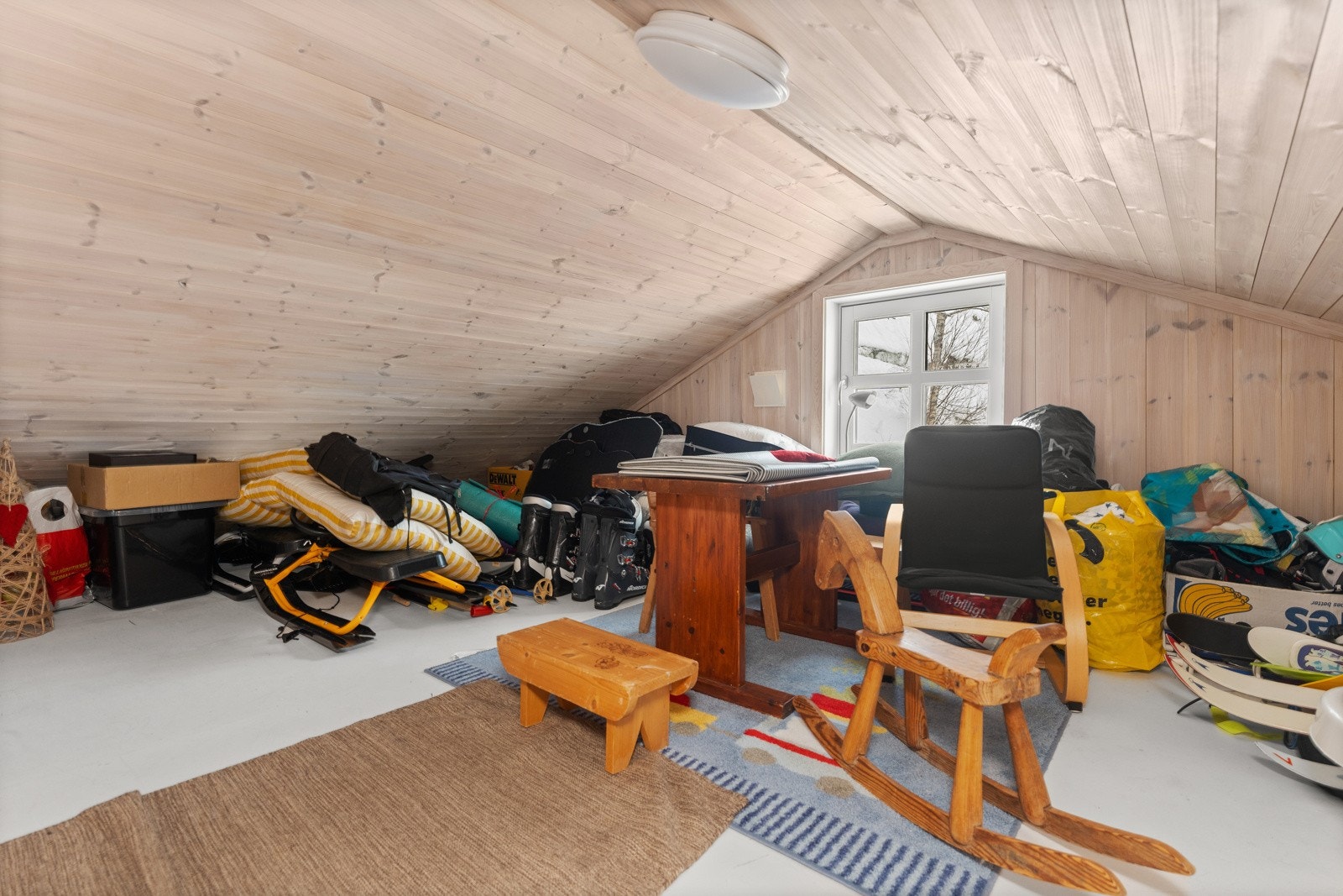 Loft med god plass til bortsetting og lagring. Galleribilde