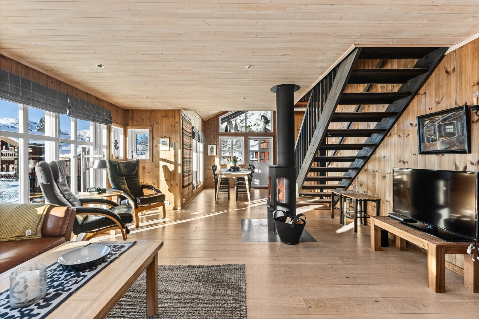 Stue og kjøkken har store vindusflater hvor man kan nyte utsikten ut mot fjellet. Galleribilde