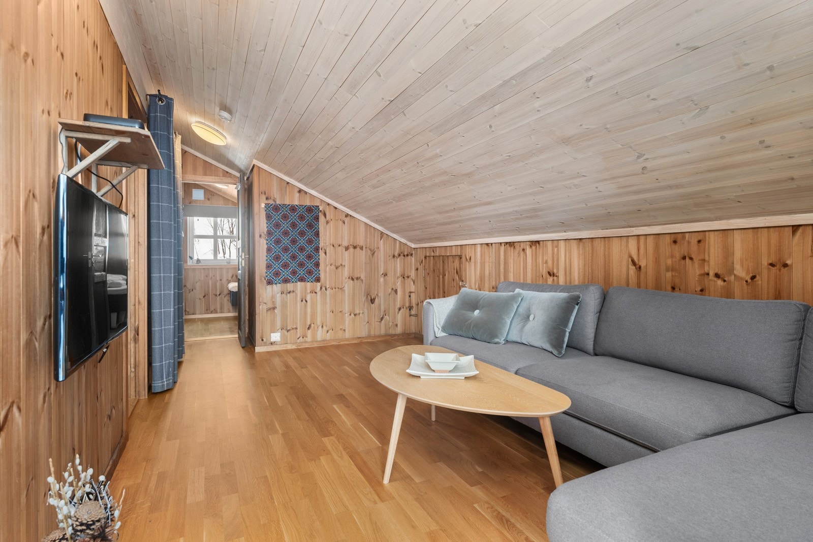 Loftet består bl.a av 3 soverom og en praktisk loftstue. Galleribilde