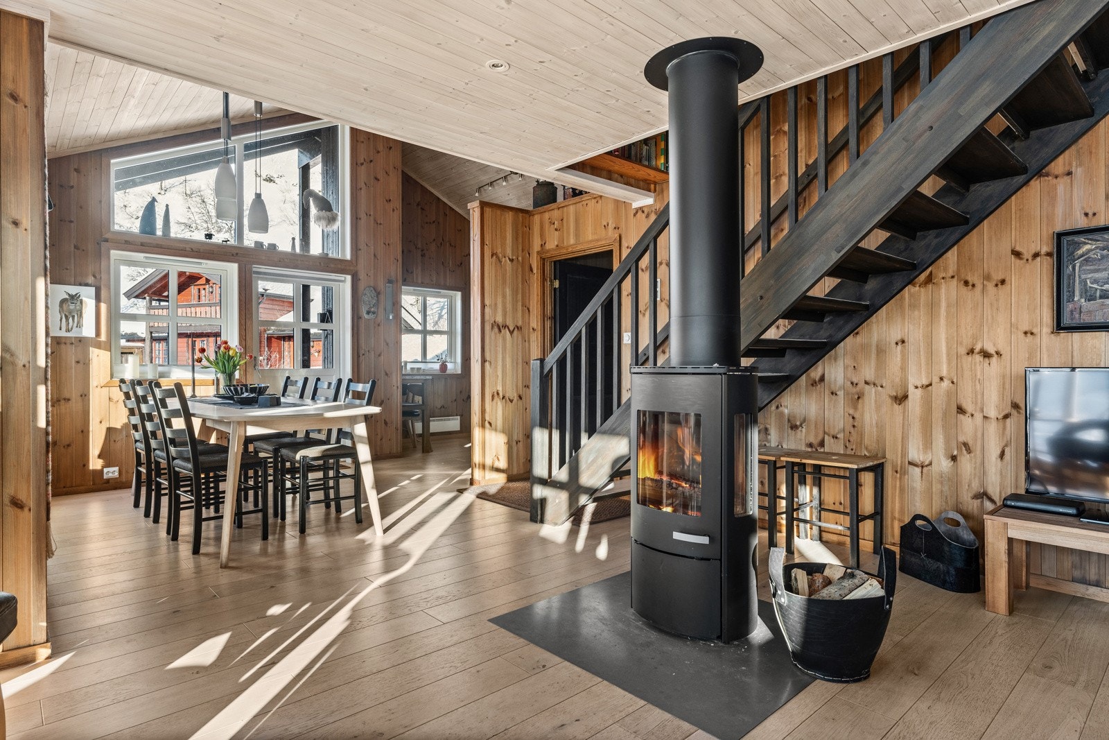 Åpent fra stue til kjøkken med spiseplass. Galleribilde