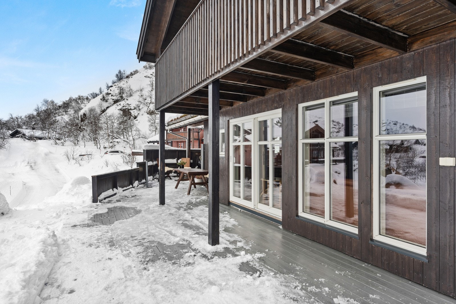 Stuen har skyvedør ut til terrassen og det er tilrettelagt for jacuzzi med stikkontakt under terrassen. Galleribilde