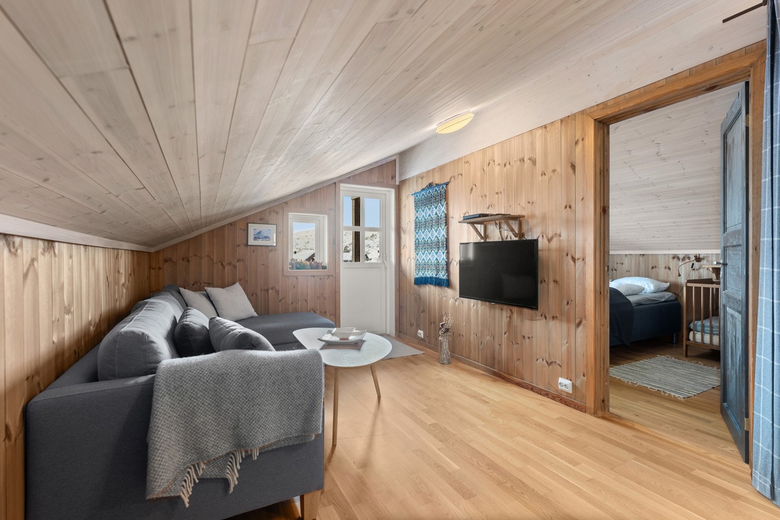 Loftstuen har mange bruksmuligheter som f.eks tv-stue, spillrom o.l. Utgang til balkong fra loftstuen. Galleribilde