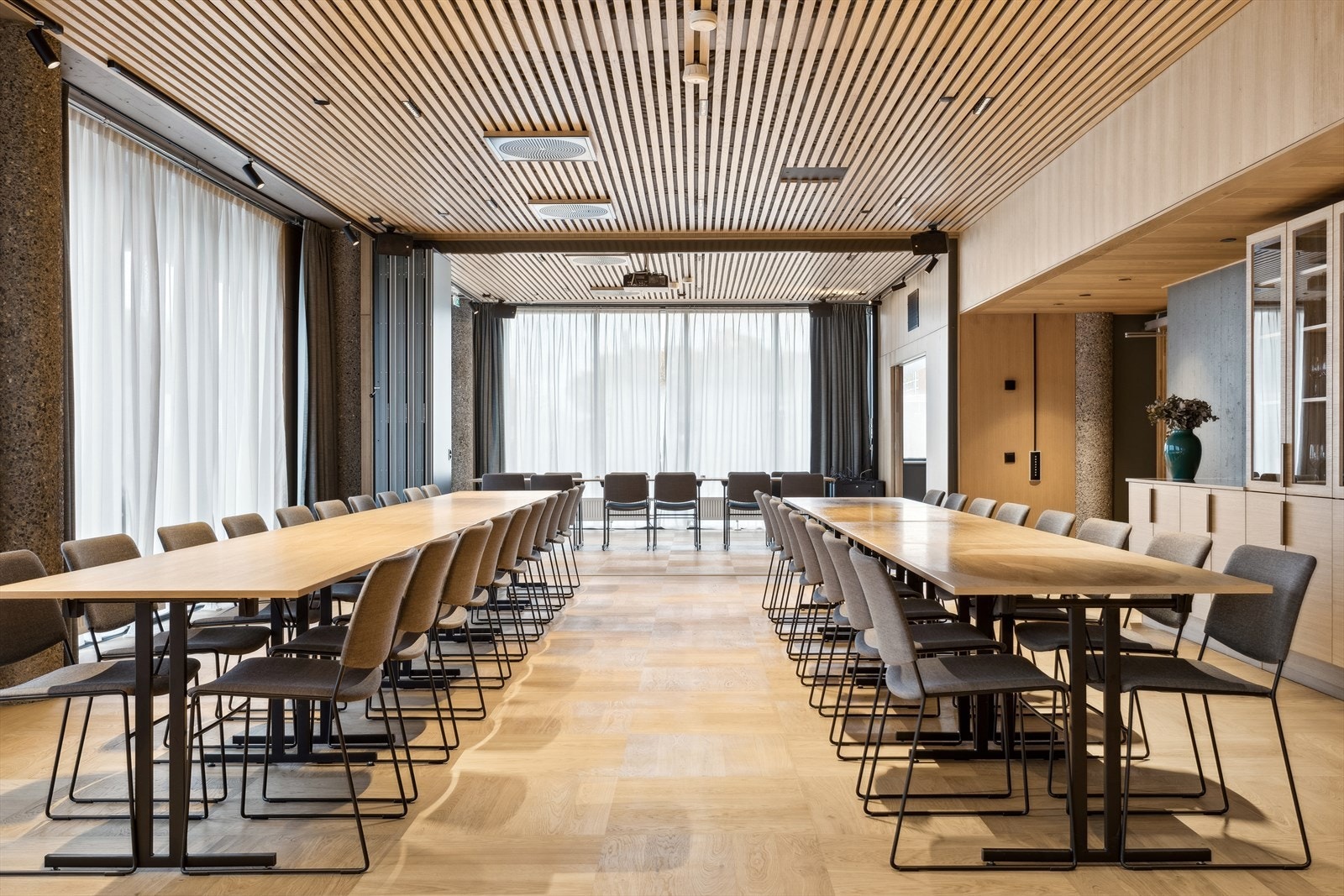 PLUSSKONSEPT: Loungeområde - med kjøkken, grovkjøkken, kaffebar, peisestue, bibliotek, møterom, ungdomsrom, ekstra gjesterom og et stort selskapslokale. Galleribilde