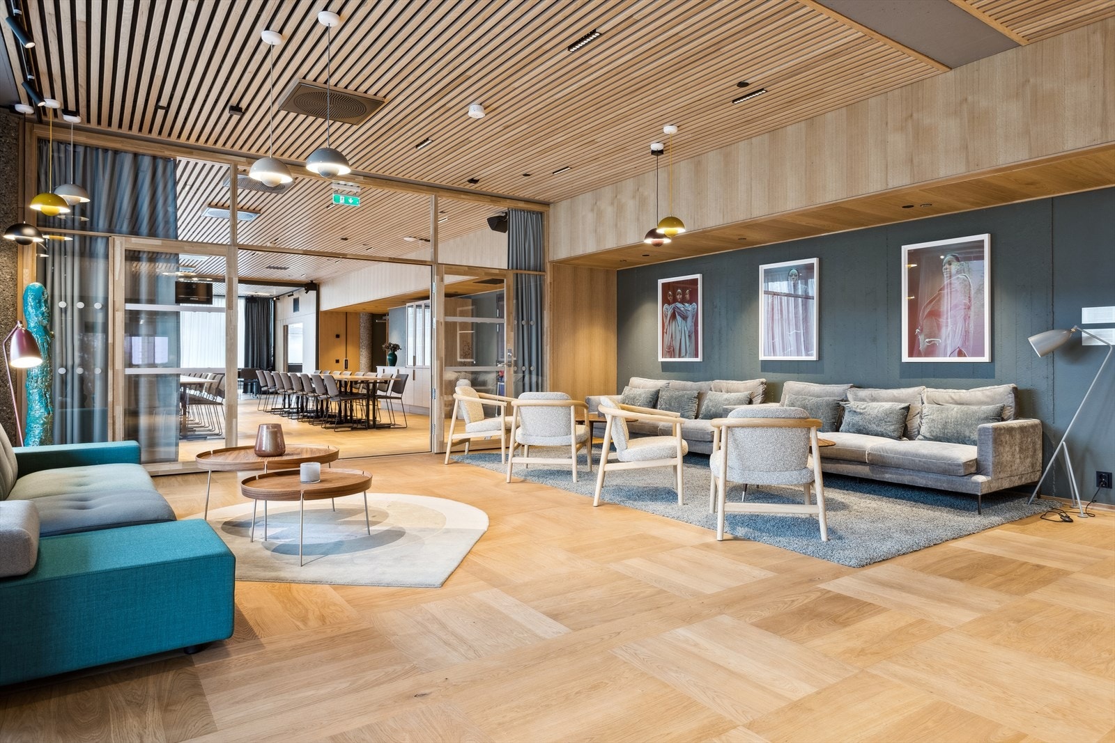 PLUSSKONSEPT: Loungeområde - med kjøkken, grovkjøkken, kaffebar, peisestue, bibliotek, møterom, ungdomsrom, ekstra gjesterom og et stort selskapslokale. Galleribilde