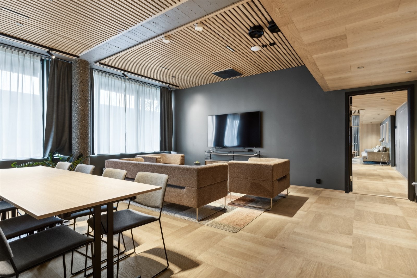 PLUSSKONSEPT: Loungeområde - med kjøkken, grovkjøkken, kaffebar, peisestue, bibliotek, møterom, ungdomsrom, ekstra gjesterom og et stort selskapslokale. Galleribilde