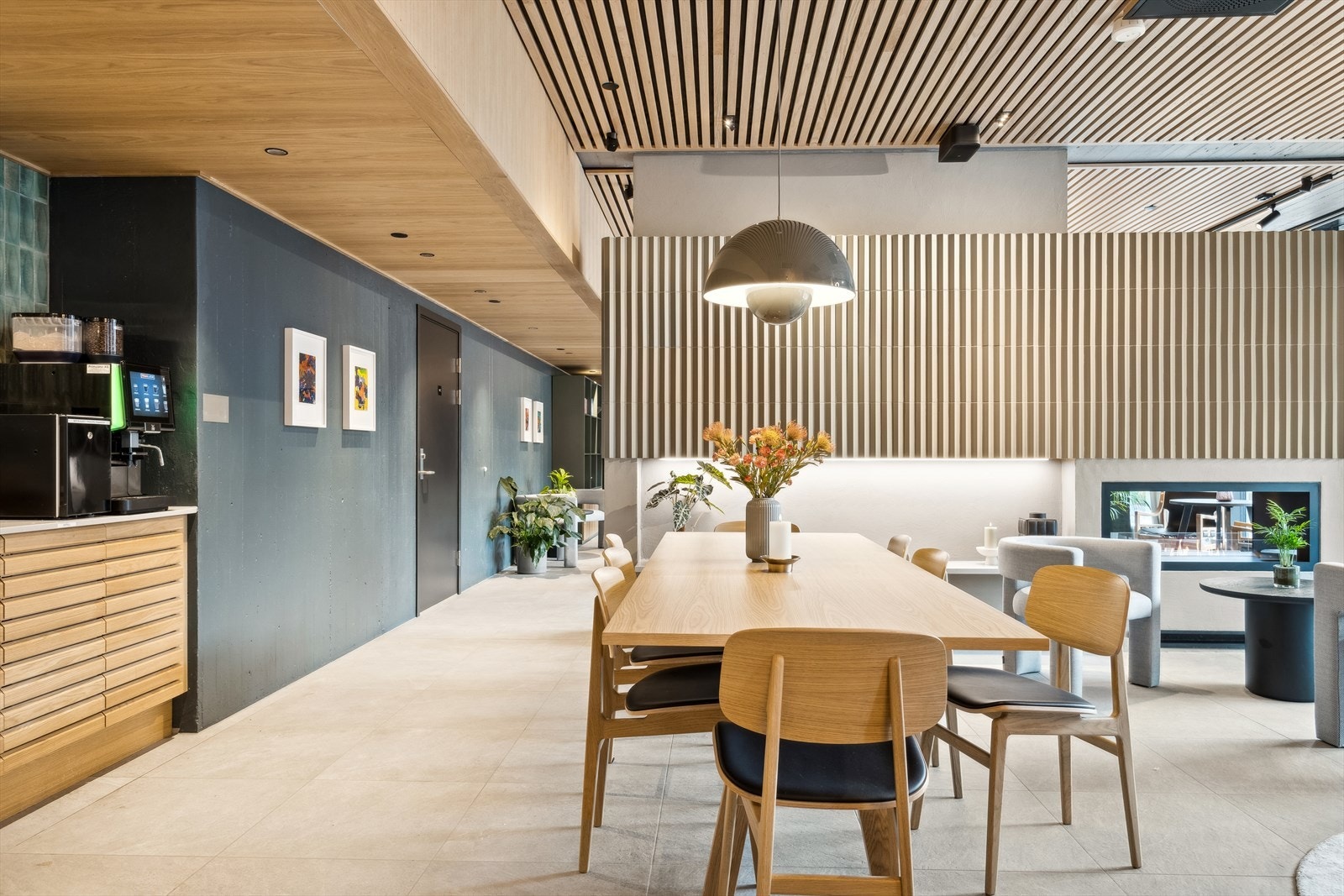 PLUSSKONSEPT: Loungeområde - med kjøkken, grovkjøkken, kaffebar, peisestue, bibliotek, møterom, ungdomsrom, ekstra gjesterom og et stort selskapslokale. Galleribilde