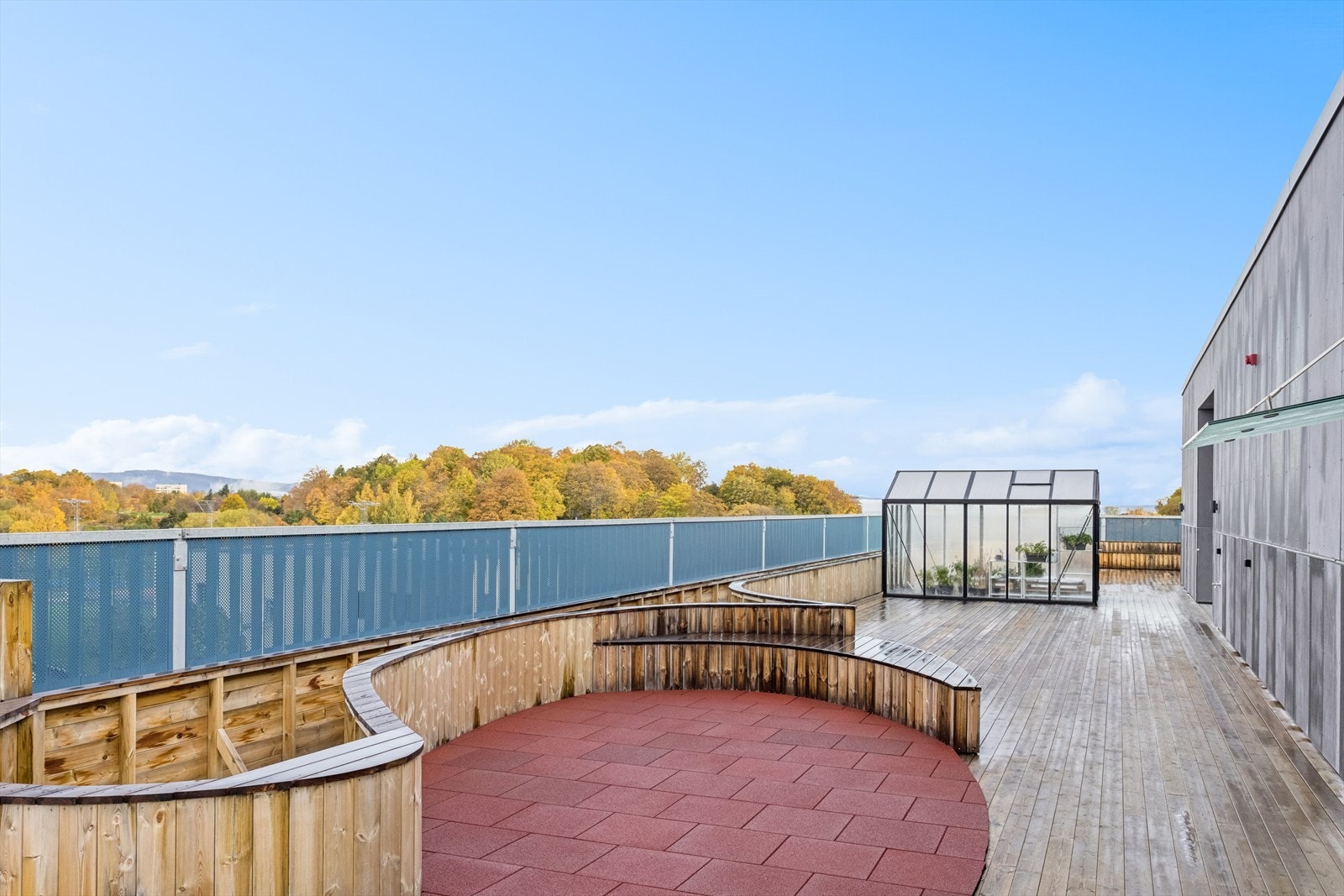 Stor felles takterrasse med flere sittegrupper og god boltreplass. Sameiet har også etablert et drivhus her med blant annet urteplanter til fri bruk av beboerne. Galleribilde