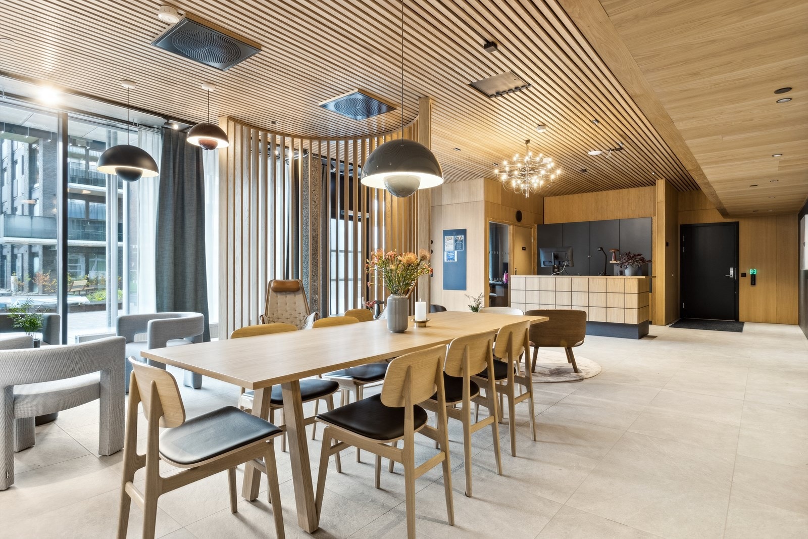 PLUSSKONSEPT: Loungeområde - med kjøkken, grovkjøkken, kaffebar, peisestue, bibliotek, møterom, ungdomsrom, ekstra gjesterom og et stort selskapslokale. Galleribilde