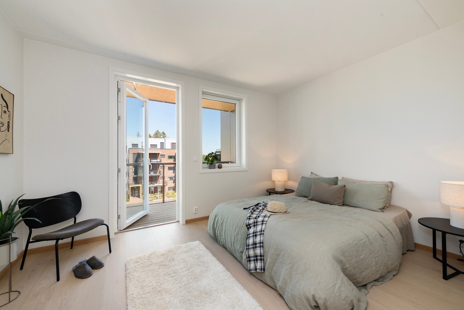 Romslig soverom med utgang til 4,5m2 balkong Galleribilde