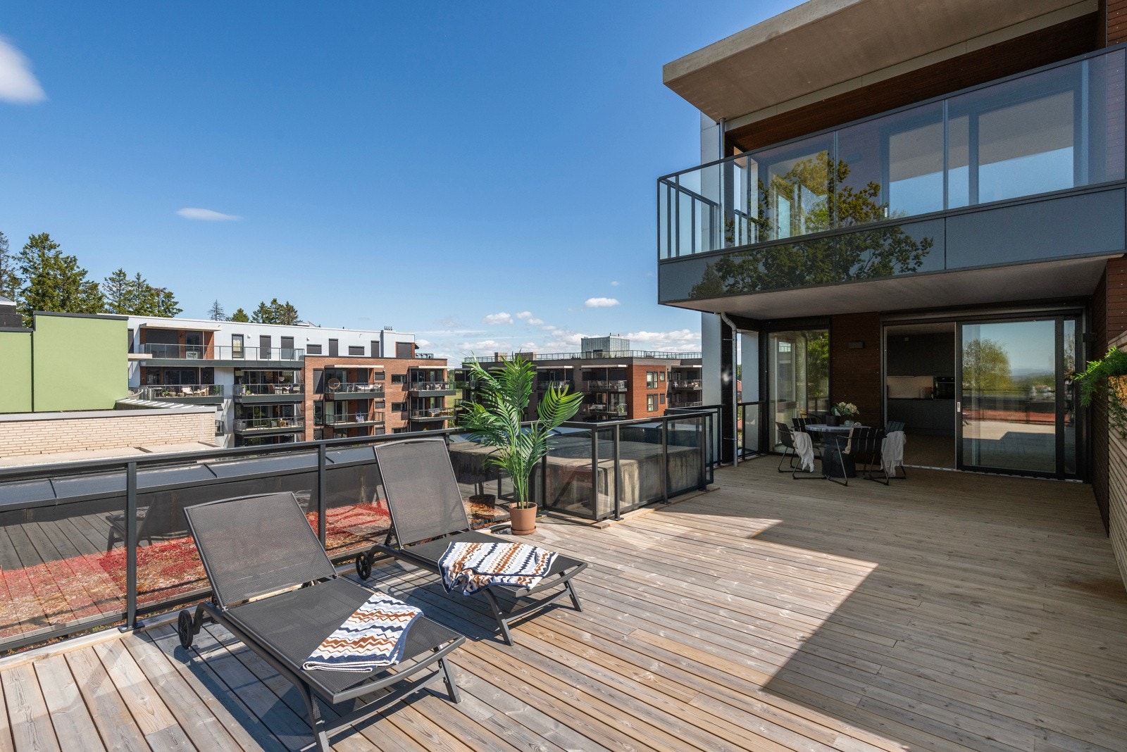 Takterrassen er på hele 59m2 Galleribilde