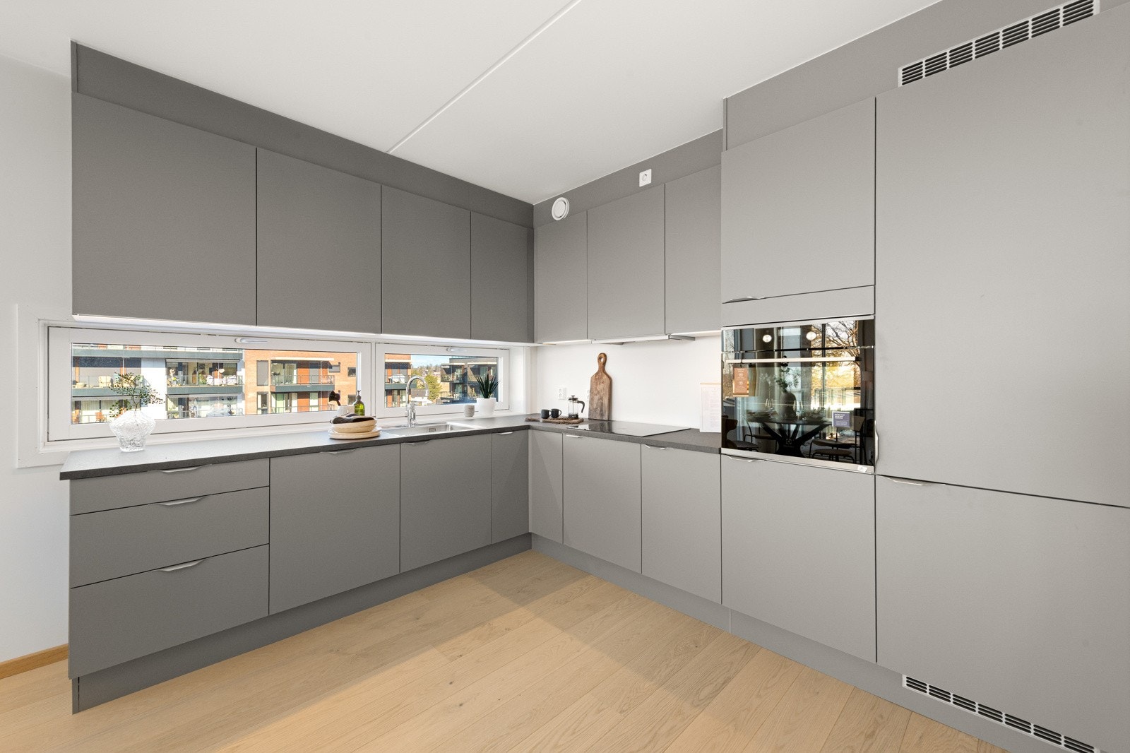 Kjøkken fra HTH i pen gråfarge. Godt med innredning Galleribilde