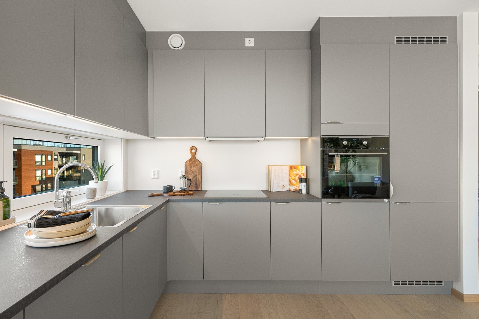 Integrerte hvitevarer, og ovn i høyskap Galleribilde