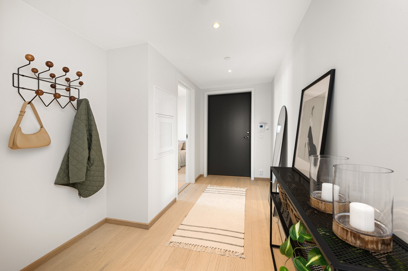 Velkommen hjem! Romslig entre med avsatt plass til garderobe Galleribilde