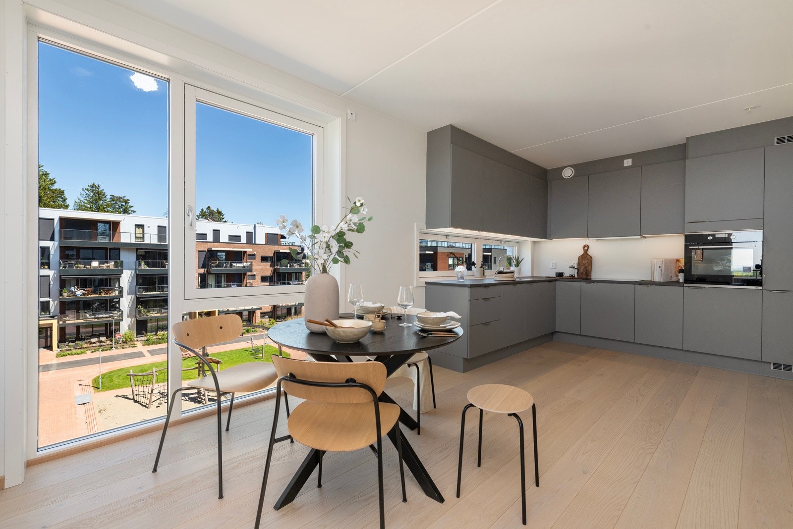 Store og gode vinduer som gir godt med lys og utsyn Galleribilde