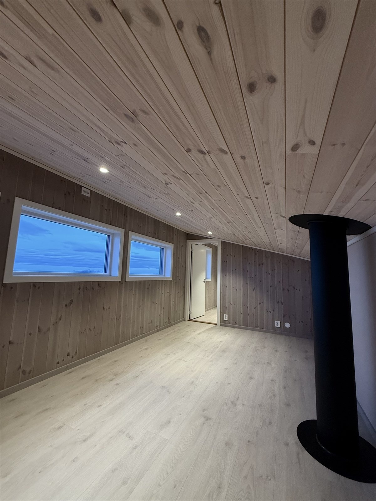 På loftstuen er det romslig plass og nydelig utsikt fra vinduene Galleribilde