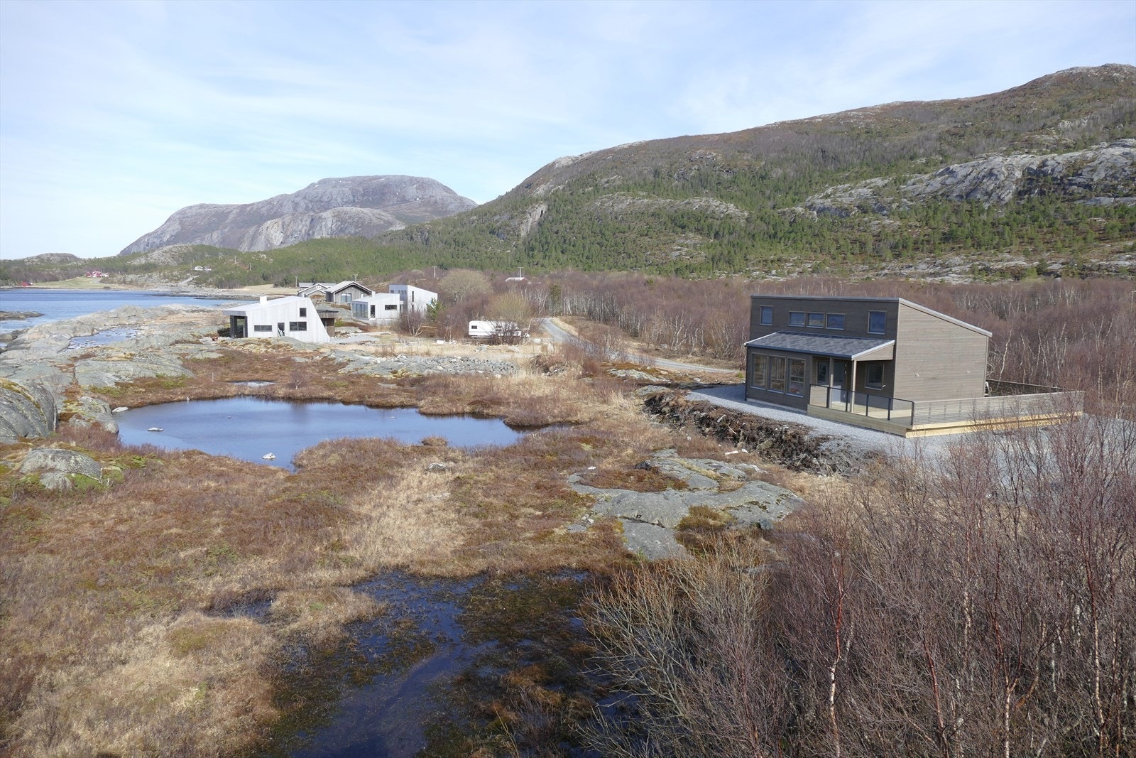 Det er en ubygd tomt i hyttefeltet, resten er ferdig utbygd og veletablert Galleribilde