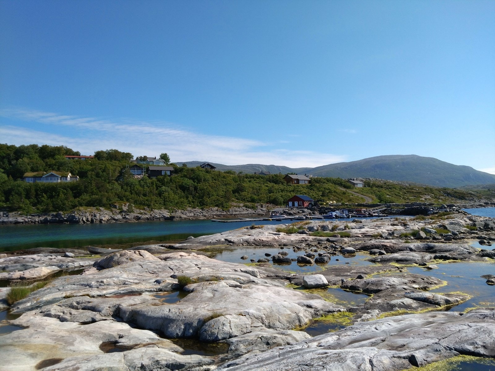 Det er småbåthavn kort vei fra hytten, og det er mulig å kjøpe seg båtplass for kr 35 000, og med mulighet for årlig vedlikeholdsavgift i tillegg Galleribilde