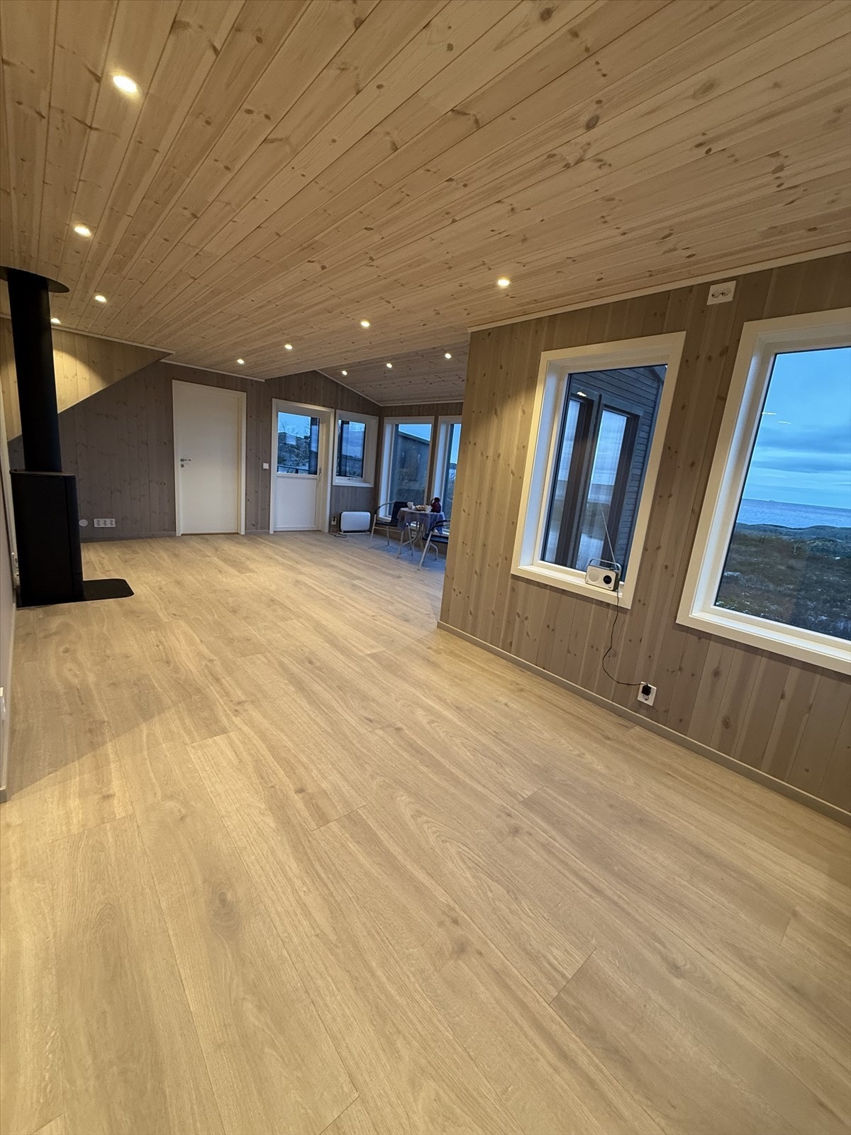 Hytten varmes opp av både vedfyring og varmepumpe Galleribilde