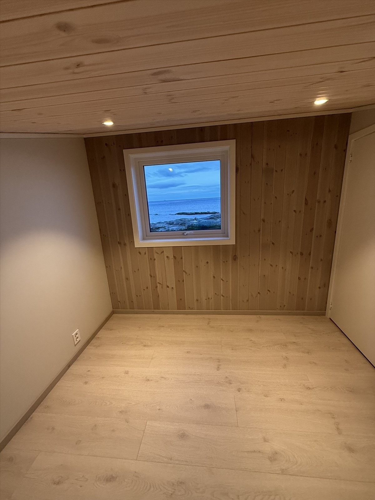 Det er to soverom i hovedetasjen og to soverom på hemsen Galleribilde