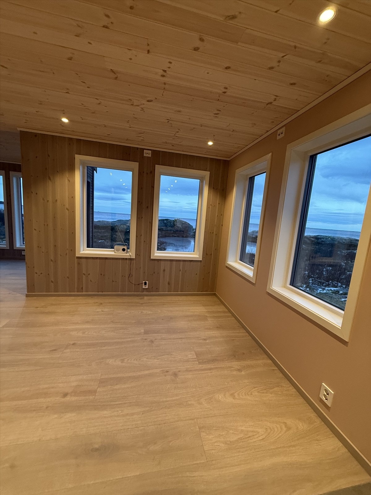 Det er en flott og god spiseplass ved kjøkkenet Galleribilde