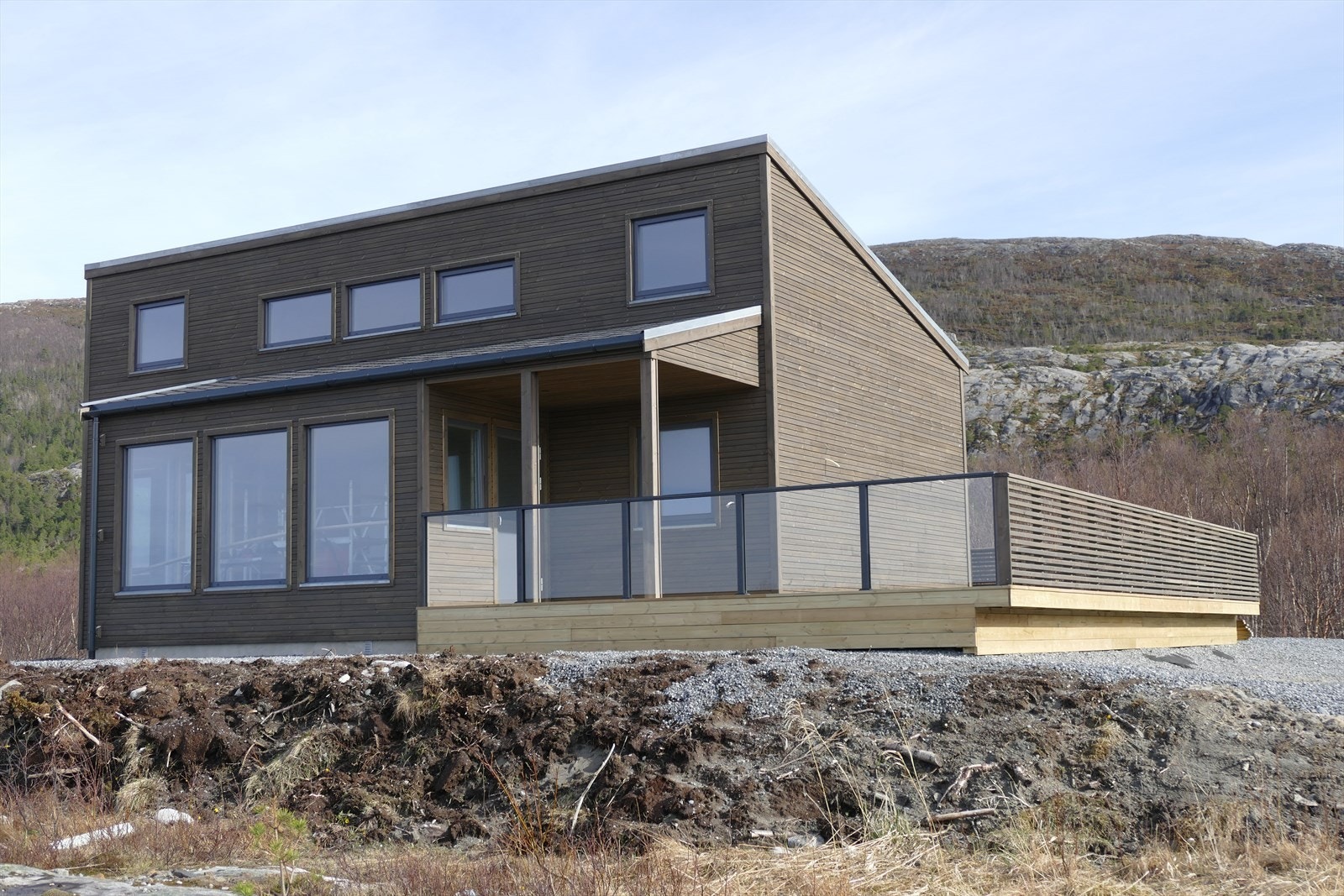 Hytten har to etasjer, og det er to soverom nede samt to soverom, loftstue og stor gulvflate på loftet også Galleribilde