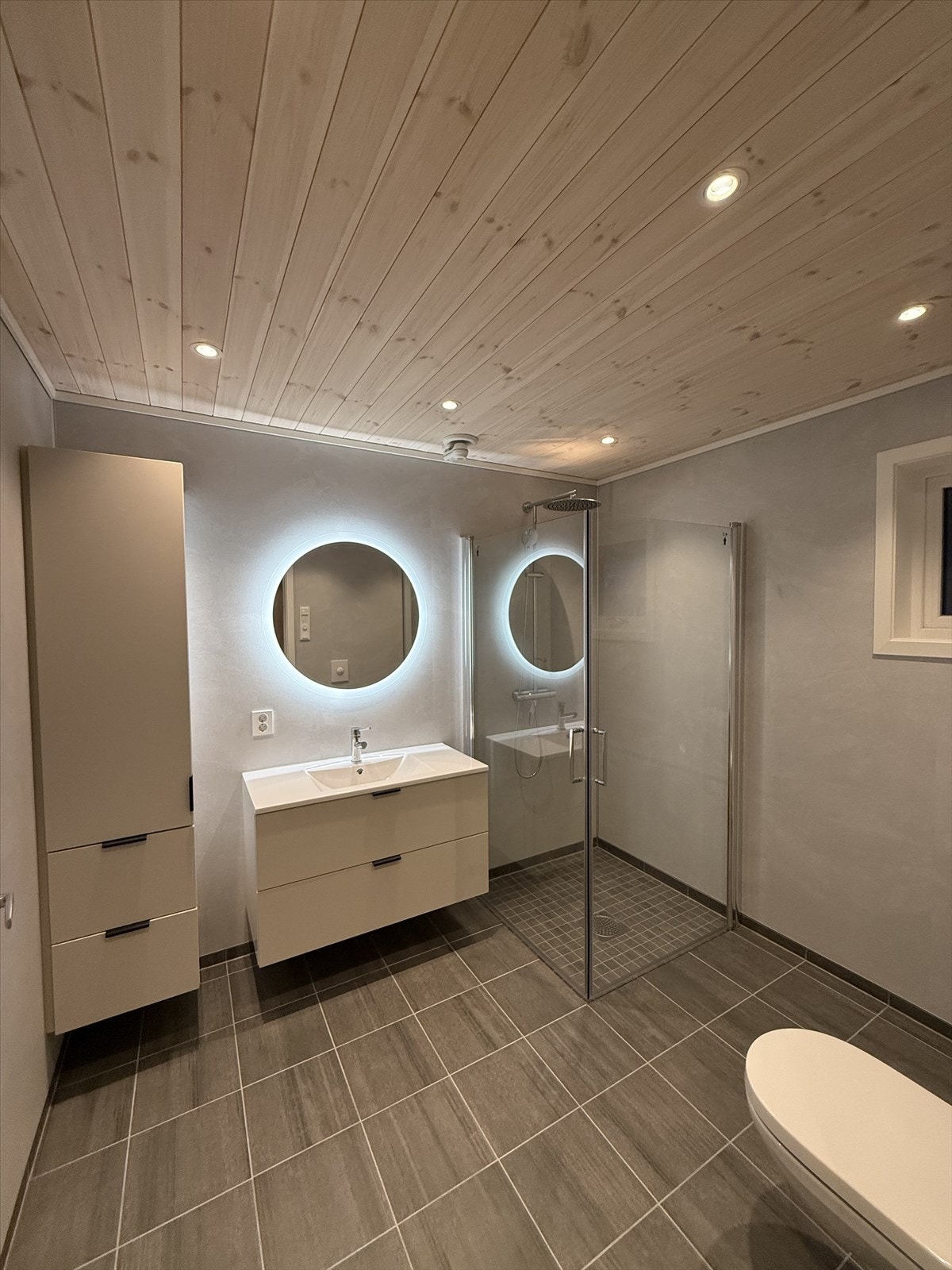 Badet er over 6 kvm, og har en flott innredning. Flis med varmekabler under og våtromsplater på vegg Galleribilde