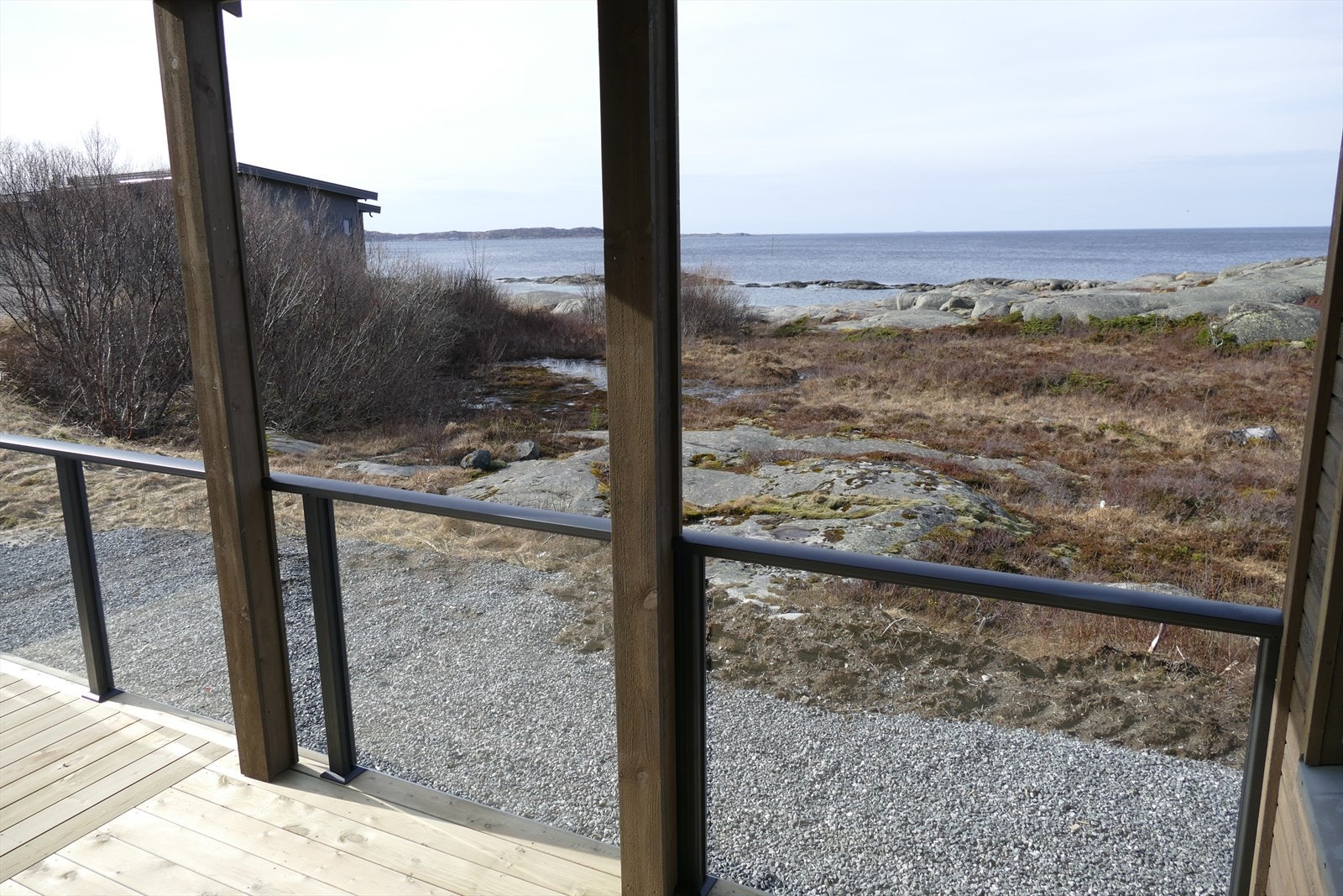 Fantastisk utsikt fra verandaen, og det er herifra du på sene sommerkvelder ser sola går ned i hvaet Galleribilde