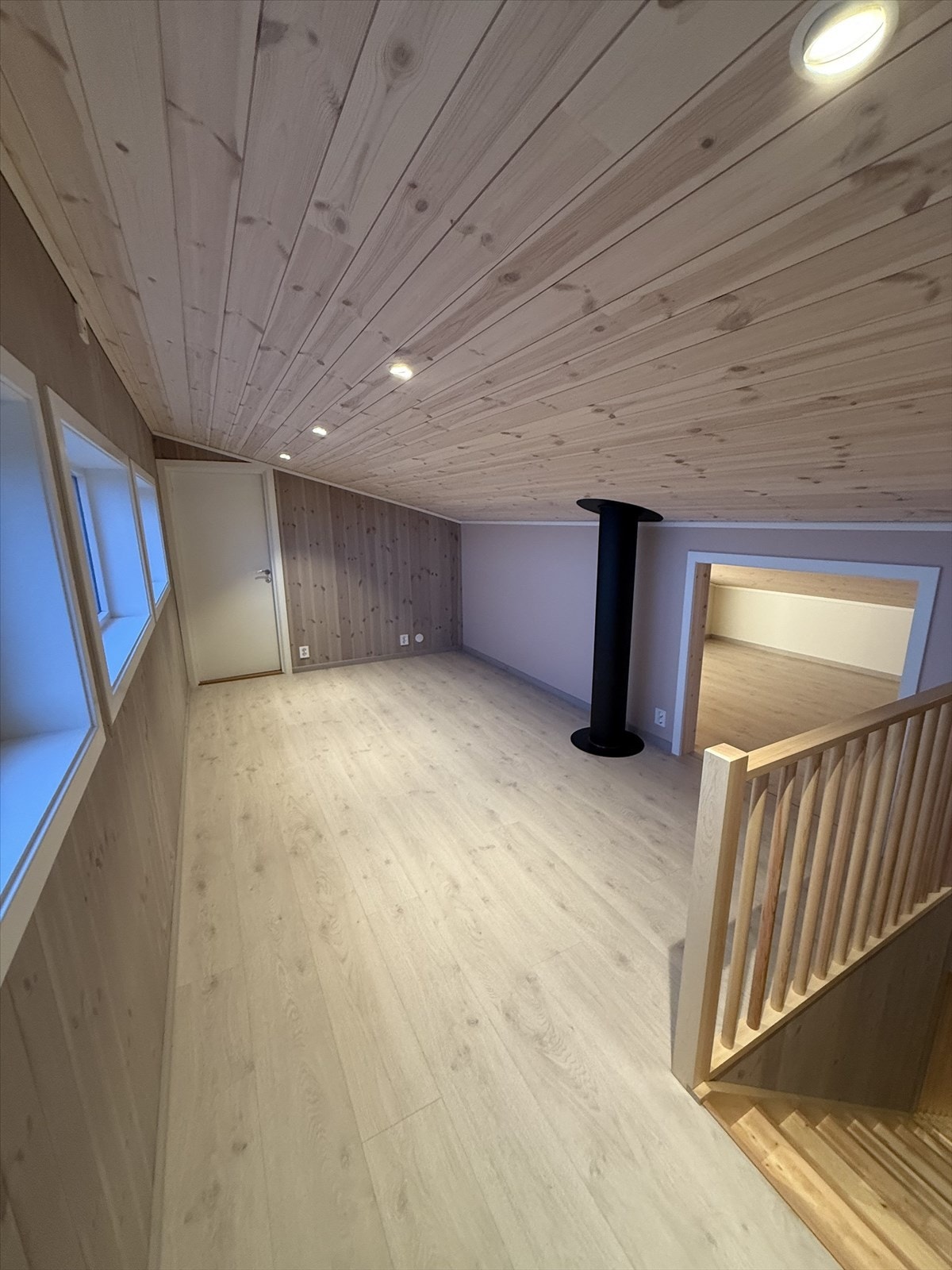 Legg merke til plassen bak ovnsrøret, der er det også lagt gulv, montert lys. En flott oppbevarings og leiekplass Galleribilde