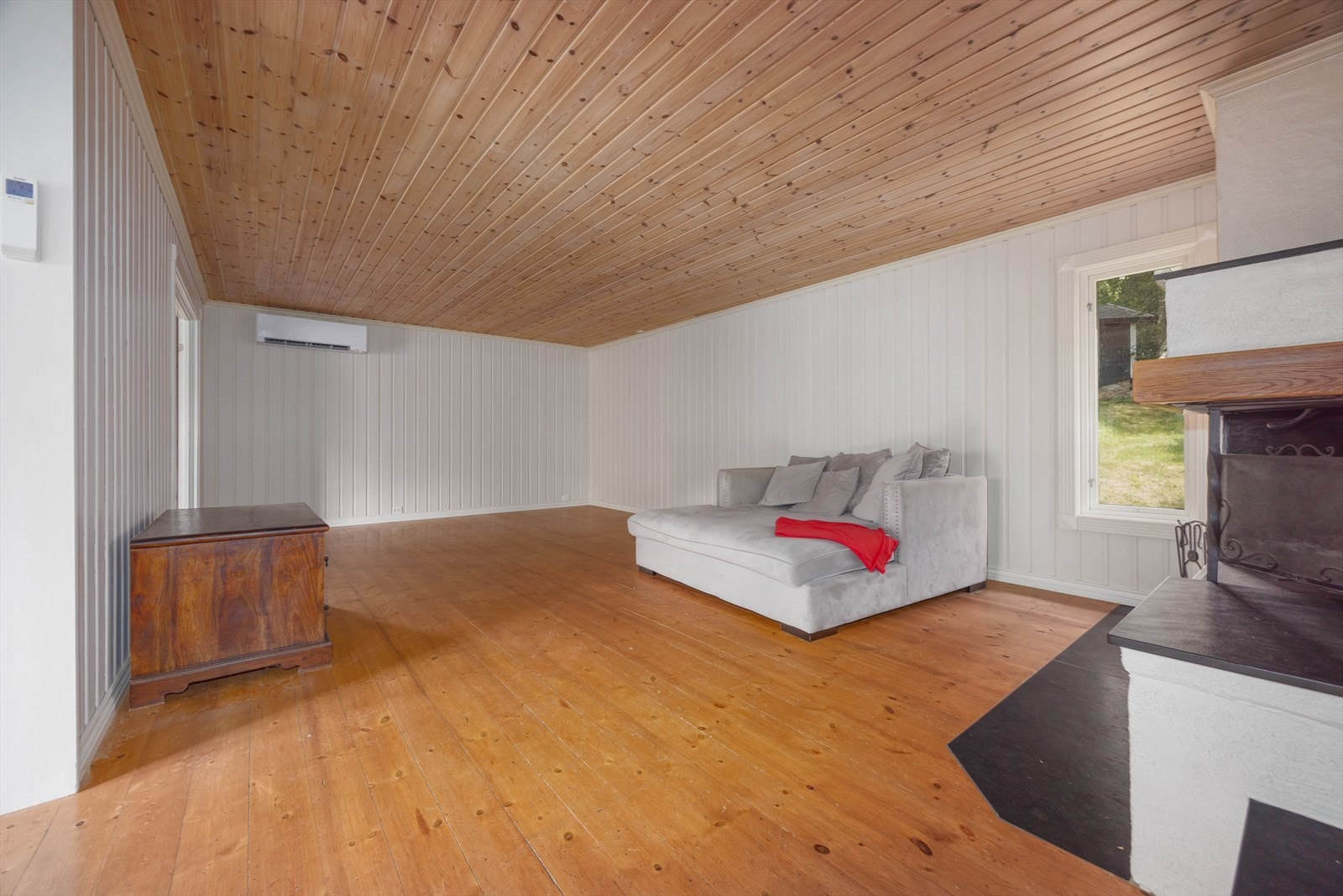 Stue med naturlig lys med god plass til flere sittegrupper. Galleribilde