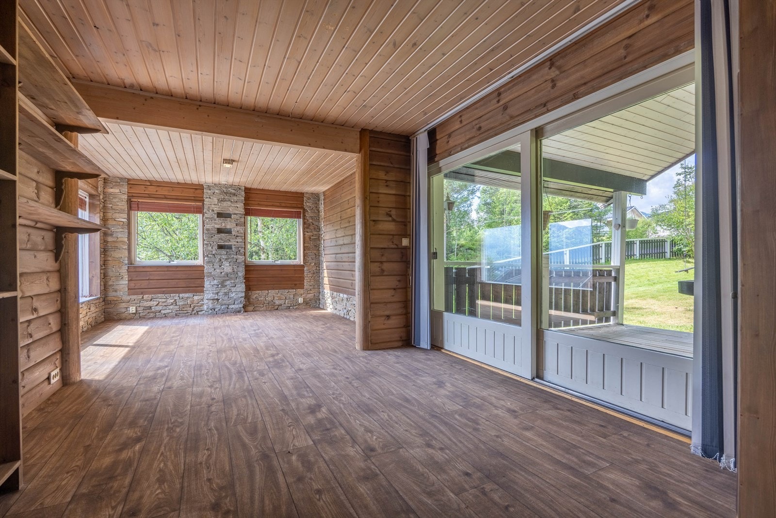 "Hage stue" med store vindusflater og flott utsikt mot hagen og fjellene. Galleribilde