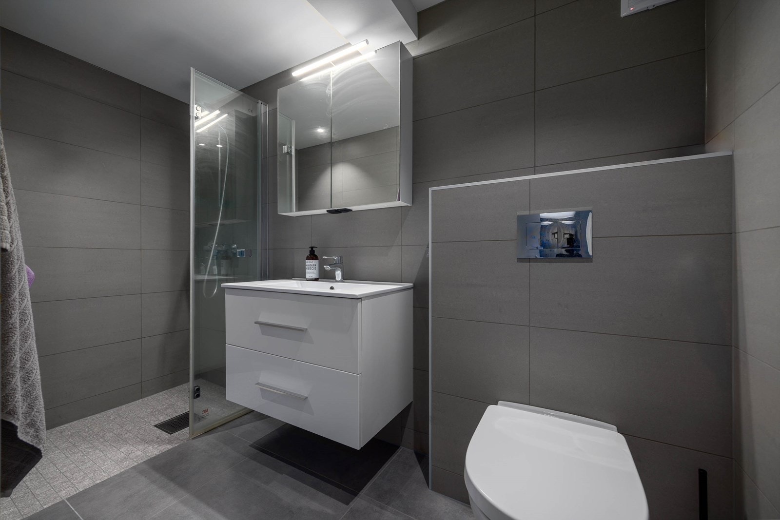 Delikat baderom i tidsriktig gråtoner. Galleribilde