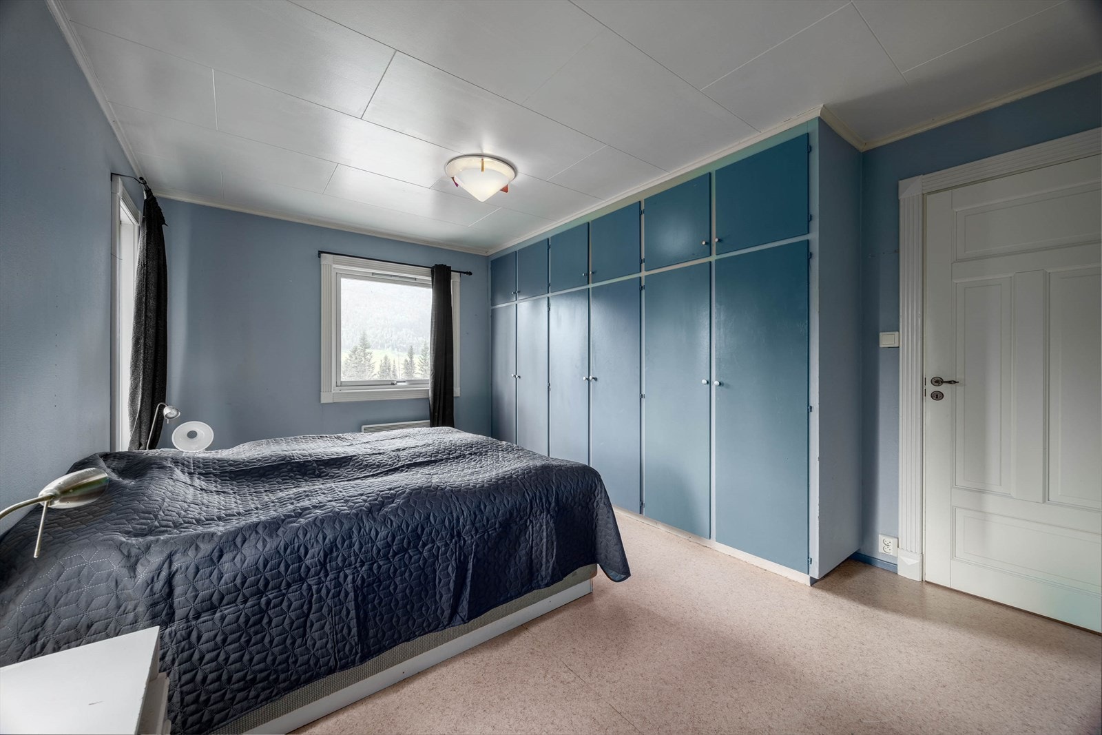 Hovedsoverom med innebygde garderobeskap og behagelig fargepalett. Perfekt for avslapning. Galleribilde