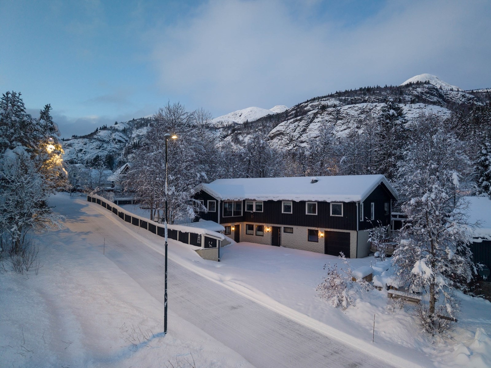 Blåtimen i desember. Galleribilde