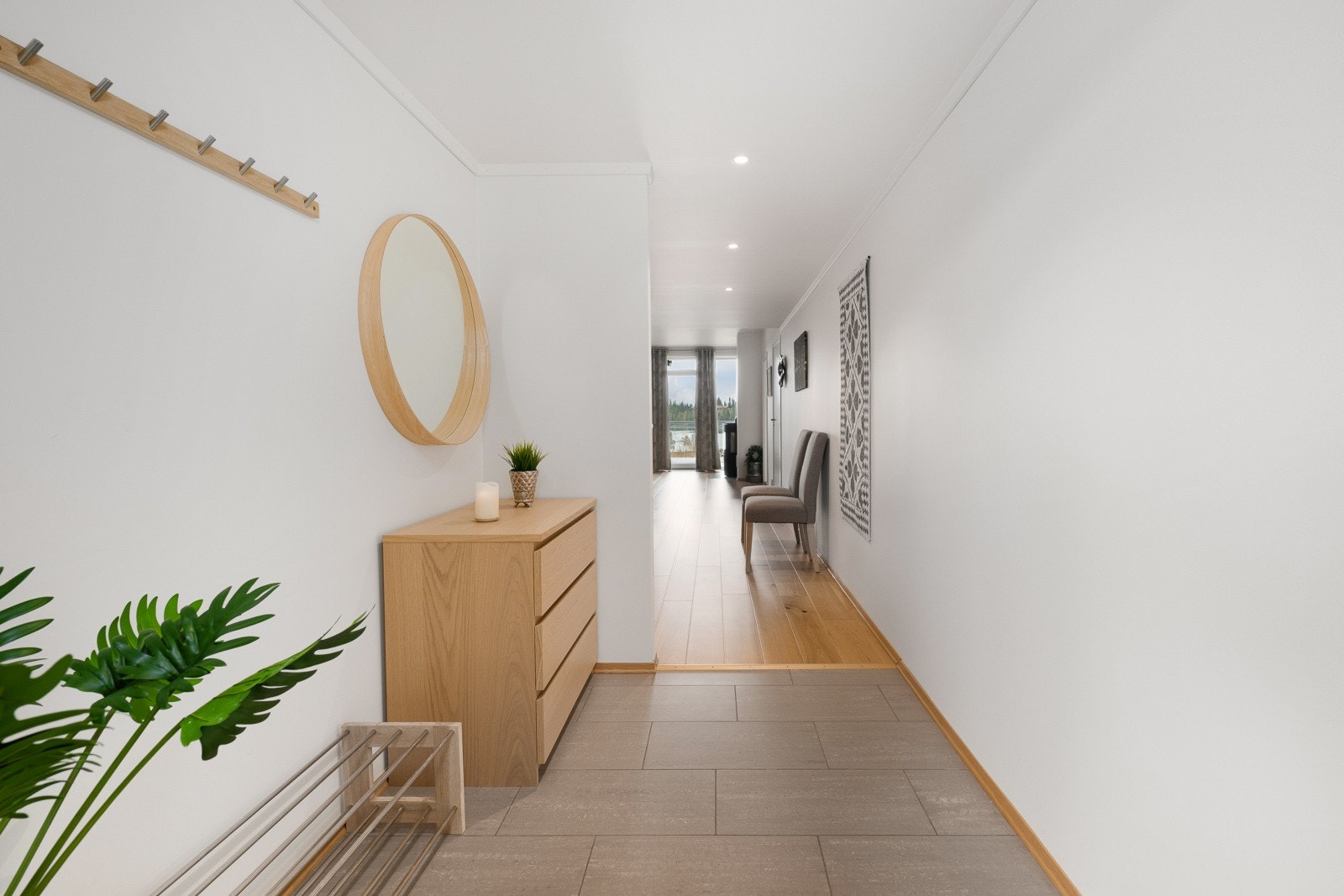 Entréen gir et godt førsteinntrykk og en fin smakebit av leilighetens standard. Gjennomgående planløsning. Galleribilde