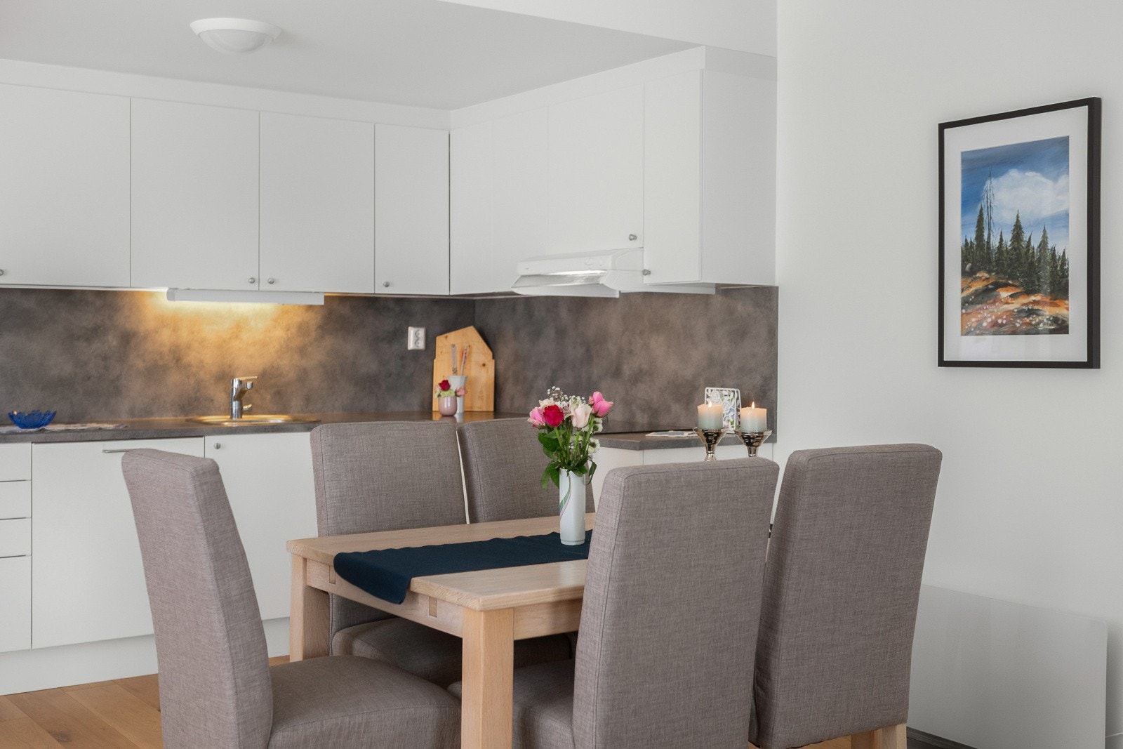 Vedrørende medfølgende hvitevarer, se pkt. "løsøre og tilbehør" i salgsoppgaven. Galleribilde