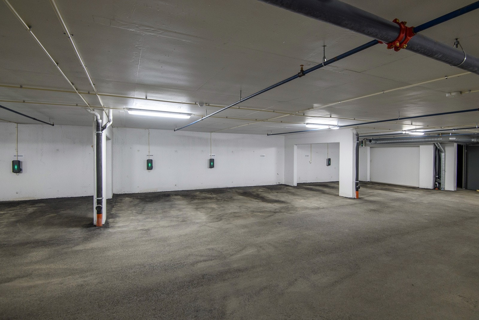 Tilhørende biloppstillingsplass og bod (bra-e 5,5 kvm) i felles garasjekjeller. Galleribilde