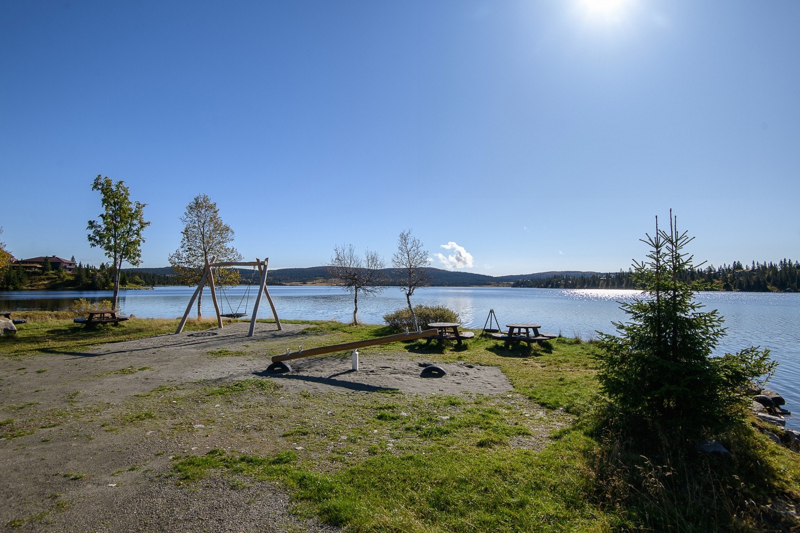 Selve Sjusjøen ligger i umiddelbar nærhet, og har både badeplass og lekeplass. Galleribilde